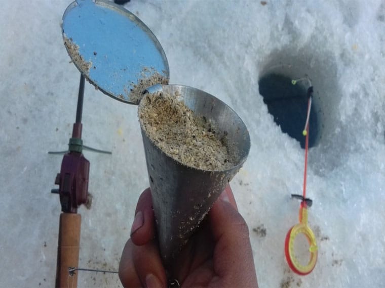 Зимняя прикормка: облако мути в точке ловли