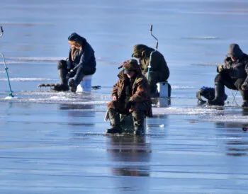 Як безпечно виходити на лід узимку: основні правила