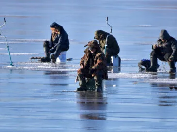 Як безпечно виходити на лід узимку: основні правила
