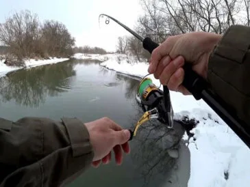 Зимняя ловля на спиннинг: эксперты назвали лучшие места для рыбалки