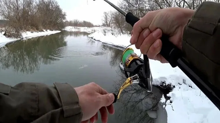 Зимняя ловля на спиннинг: эксперты назвали лучшие места для рыбалки