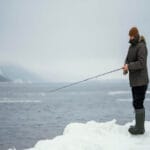 Рыбаки поделились советами, как прикормить окуня зимой