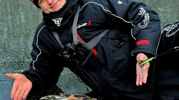 Справжня зима прийшла: українські рибалки ловлять окуня на мормишку