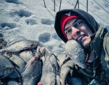 Великий синець підкорив серце рибалки