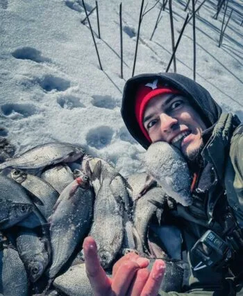 Великий синець підкорив серце рибалки