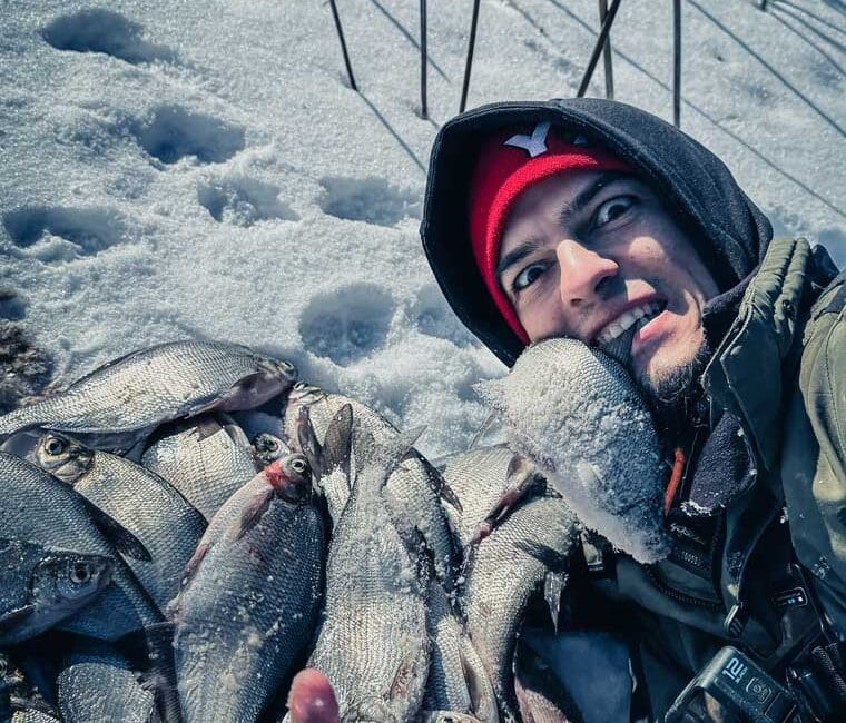 Великий синець підкорив серце рибалки
