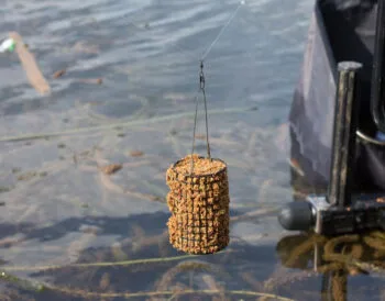 Фідерна ловля без порожніх закидань: один трюк із годівницею