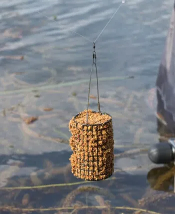 Фідерна ловля без порожніх закидань: один трюк із годівницею