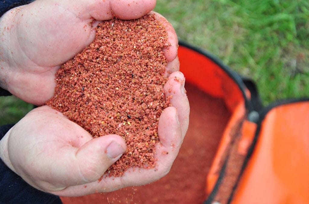 Перевірка консистенції прикормки для карася