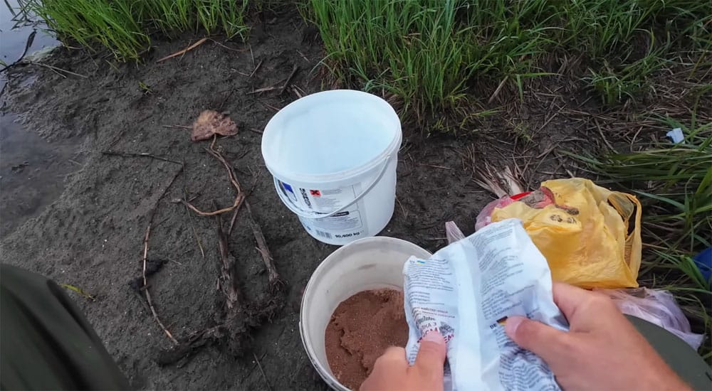 Чем прикармливать карася летом и на что ловить