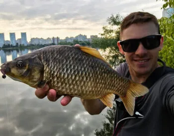 У Києві спіймали карася-гіганта вагою понад пів кілограма
