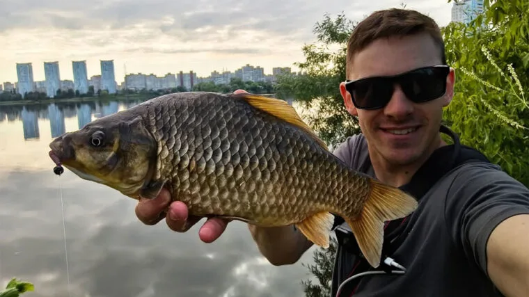У Києві спіймали карася-гіганта вагою понад пів кілограма