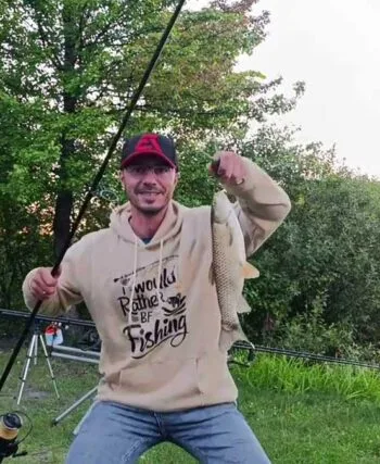 Коропова риболовля: амури біля берега та риба на мілині (Відео)