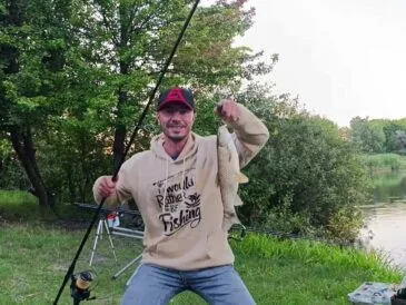 Коропова риболовля: амури біля берега та риба на мілині (Відео)