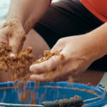 На какой глубине и дистанции искать белую рыбу фидером в сентябре, когда она начинает отходить от берега?