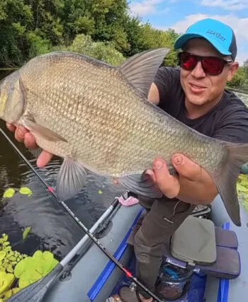 Рибалка вполював трофейного ляща на боковий кивок на річці