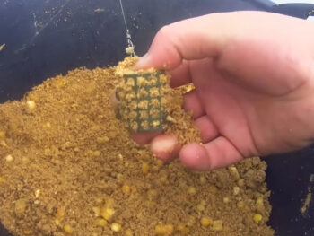 Многослойная прикормка "конфетка": рыба клюет, пока не опустеет кормушка