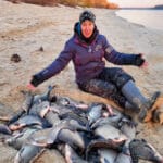 Трофейный монстр: на Львовщине рыболов поймала 24-килограммового осетра