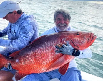 Рибалка в Панамі зловив гігантського луціана