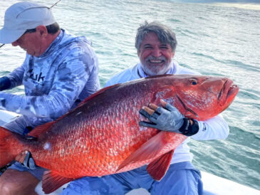 Рибалка в Панамі зловив гігантського луціана
