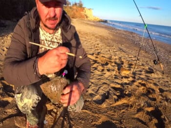 Рибалка зловив першу в сезоні камбалу на Чорному морі
