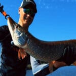 Рыболов поймал первую в сезоне камбалу на Черном море в Одессе (Видео)