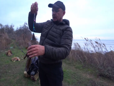 “Хвиля майже змивала”: одеський рибалка показав екстремальний кльов на березі Чорного моря (відео)