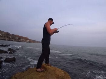 Морська риболовля в Одесі: ловля саргана зі скелі