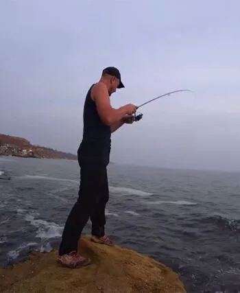 Морська риболовля в Одесі: ловля саргана зі скелі