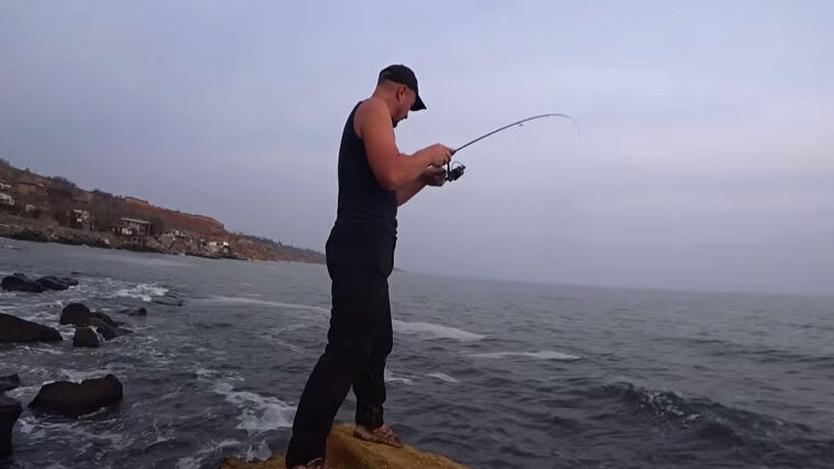 Морська риболовля в Одесі: ловля саргана зі скелі