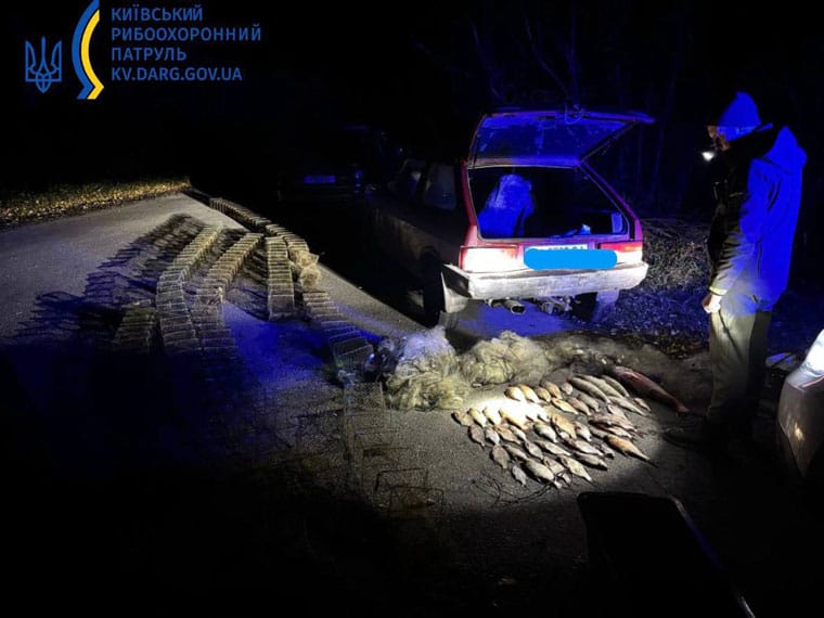 Риболовля на 248 тисяч: під Києвом затримали порушника з сітками