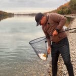 На Днепре вытащили крупного судака: видео вызвало споры в сети