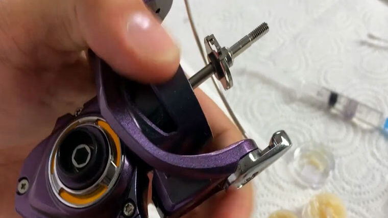 Як змастити котушку для риболовлі та подовжити їй життя