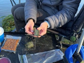 Як зробити зачепи для годівниці та ловити на течії без проблем