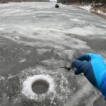 Як правильно бурити лунки – відстань, схема та глибина лову?