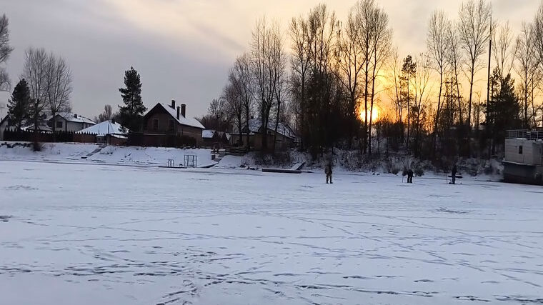 Десна под первым льдом: окунь вышел на меляки только после обеда