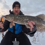 Лед в киевских заливах выглядит крепким, но не держит: на Десенке и Днепре фиксируют провалы