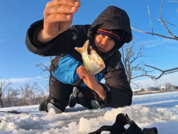 Зимняя рыбалка на разливах Ирпеня 2026: где искать окуня и плотву за 2 часа