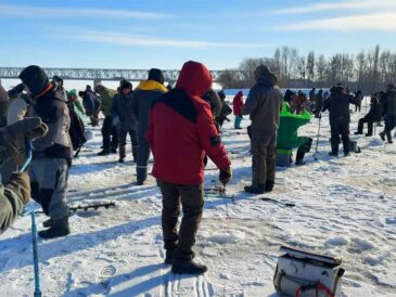 Судак, Черкаси та мороз -15: натовп тисне, а клює з однієї лунки