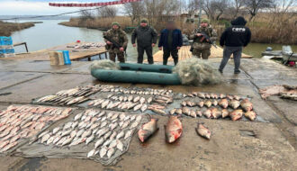 Почти 600 тысяч гривен ущерба: на озере Кагул задержали браконьера с 265 рыбинами