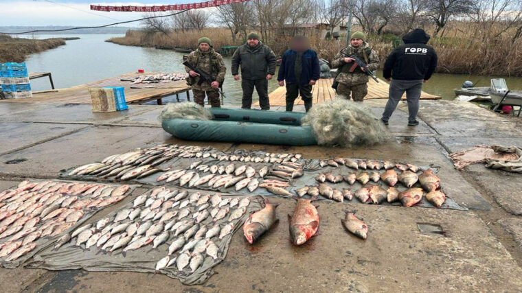 Почти 600 тысяч гривен ущерба: на озере Кагул задержали браконьера с 265 рыбинами