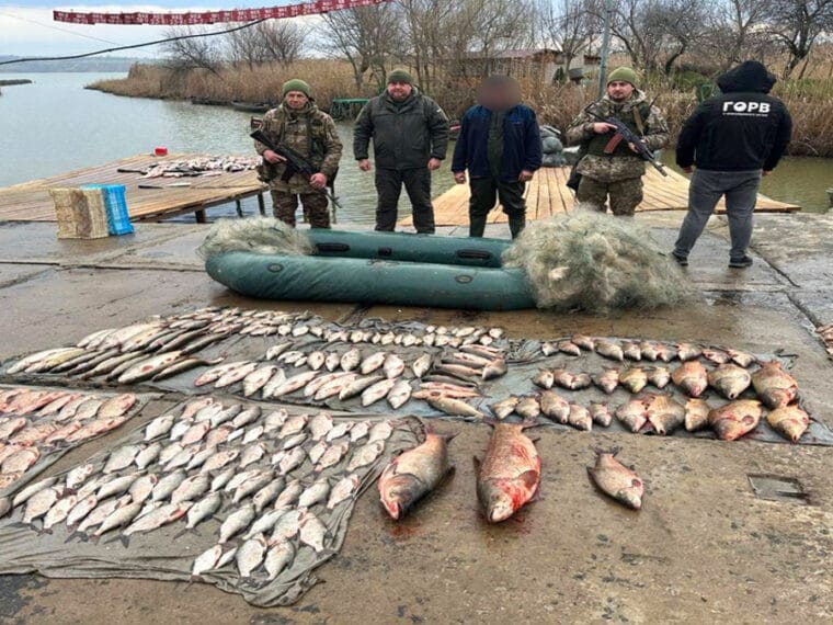Майже 600 тисяч гривень збитків: на озері Кагул затримали браконьєра з 265 рибинами