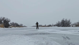 Ноги останутся теплыми на льду даже в -20: дедовская хитрость с обычной фольгой и газетой