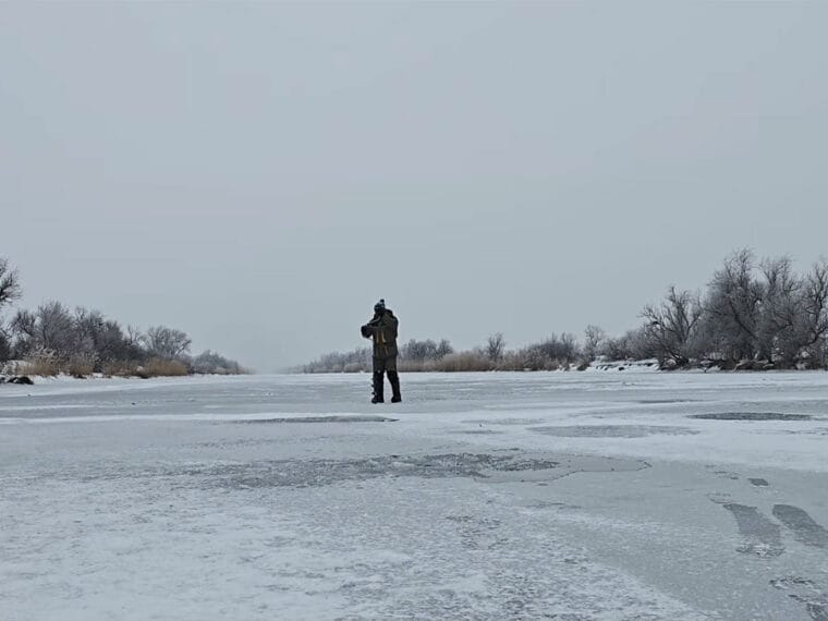 Ноги останутся теплыми на льду даже в -20: дедовская хитрость с обычной фольгой и газетой