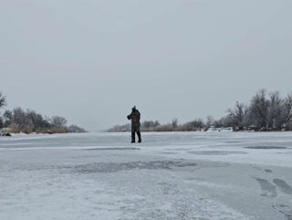 Ноги залишаться теплими на льоду навіть за −20: дідова хитрість зі звичайною фольгою та газетою