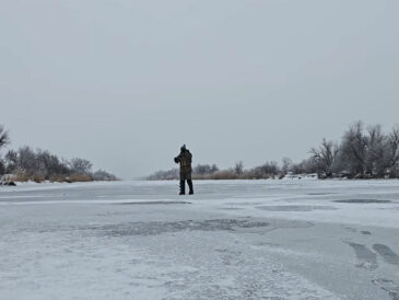 Ноги залишаться теплими на льоду навіть за −20: дідова хитрість зі звичайною фольгою та газетою