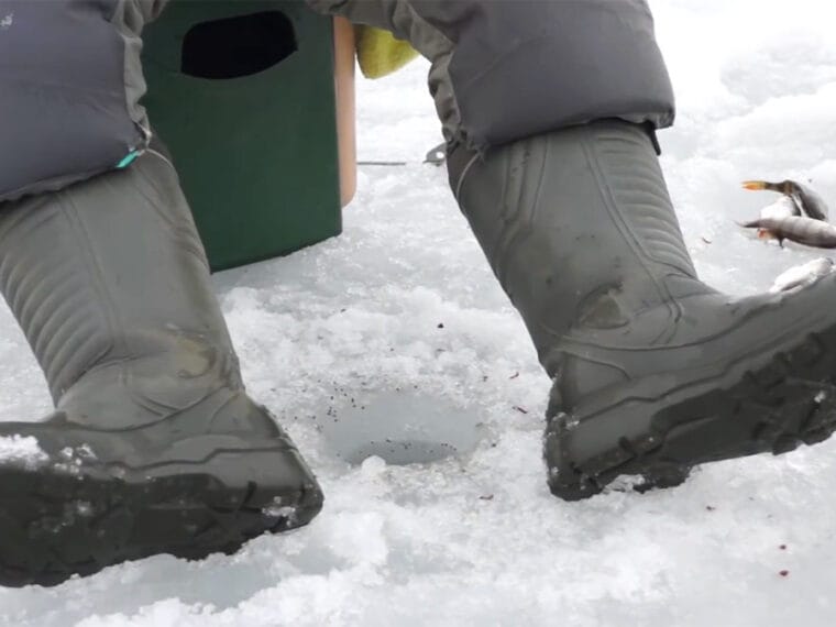 Зачем опытные рыбаки кладут в сапоги женские прокладки: секрет сухих ног в -20°C