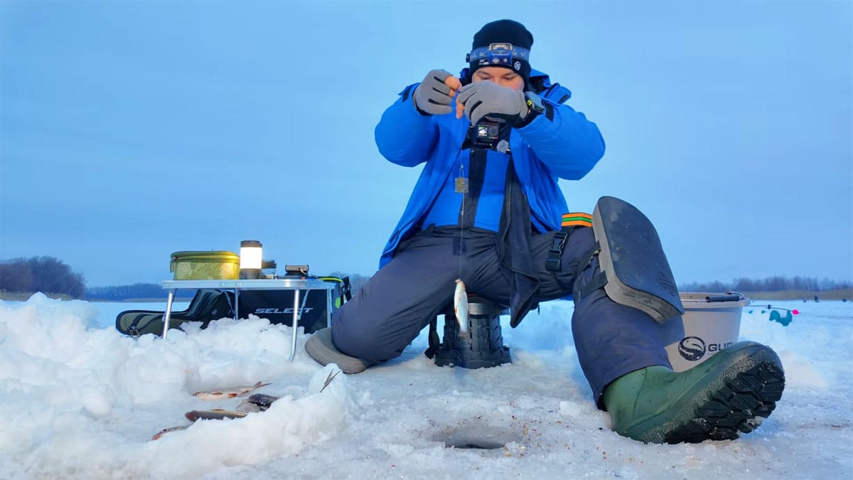Зимова ловля плітки на фідерну снасть у затоці Дніпра за плюсової температури.
