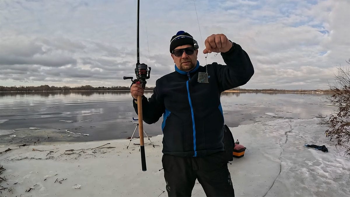 Фідерне вудилище Flagman Strum Distance на березі Дніпра в умовах зимової риболовлі по відкритій воді.