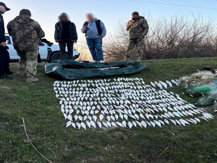 Сети, лодка и 348 плотвиц: на канале Дунай-Сасык раскрыли незаконный вылов на более чем полмиллиона гривен